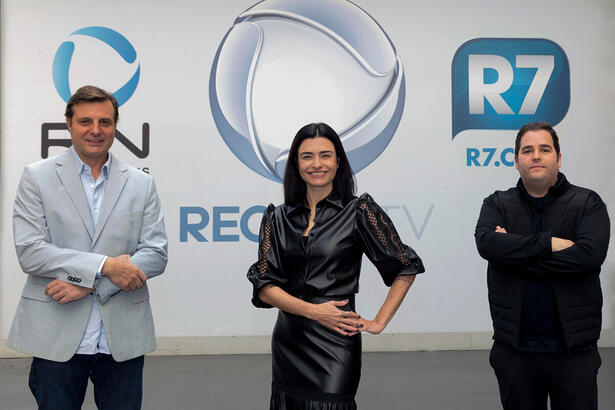 Guto Grieco, Sabrina Salado e Francisco Rosa posam em frente ao logo da Record TV, Recor News e Portal R7