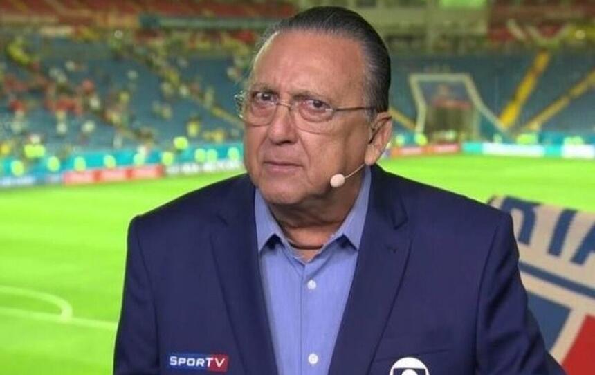 Galvão Bueno em um estádio, durante uma transmissão pela TV Globo