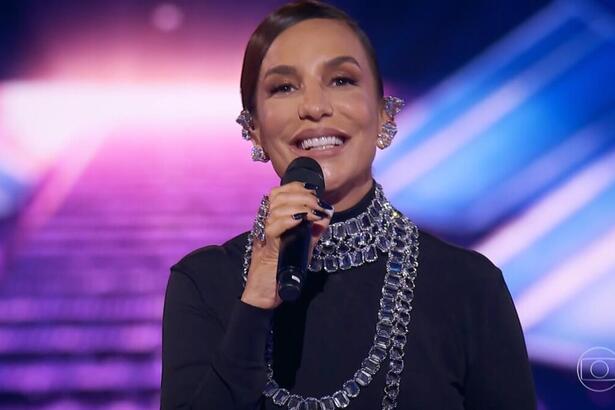 Ivete Sangalo sorrir enquanto apresenta o programa de estreia do The Masked Singer Brasil na TV Globo