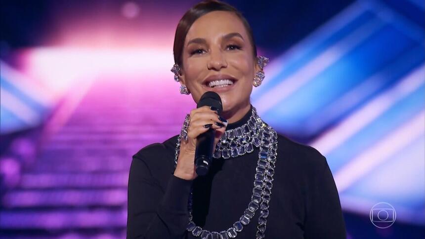 Ivete Sangalo sorrir enquanto apresenta o programa de estreia do The Masked Singer Brasil na TV Globo