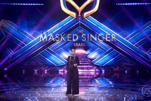 Ivete Sangalo no centro do palco do The Masked Singer Brasil