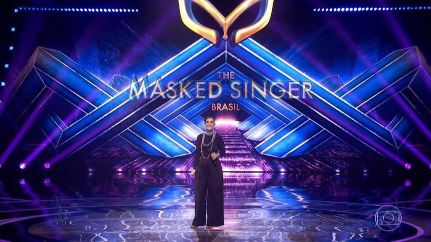 Ivete Sangalo no centro do palco do The Masked Singer Brasil