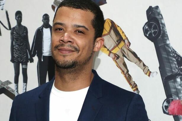 Jacob Anderson posa para foto em evento de 'Game of Thrones'.