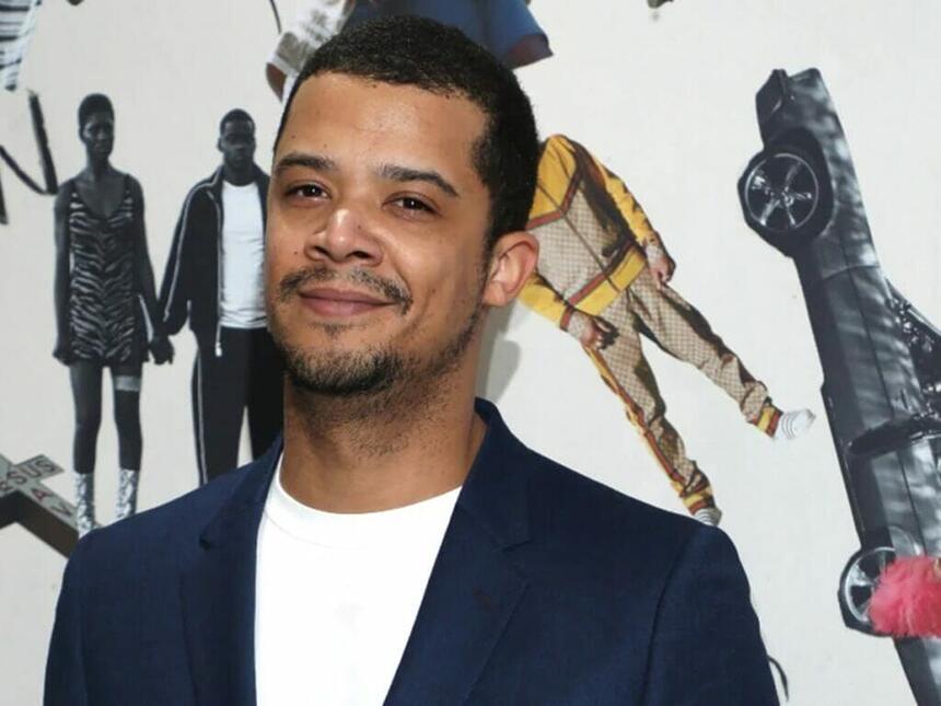 Jacob Anderson posa para foto em evento de 'Game of Thrones'.