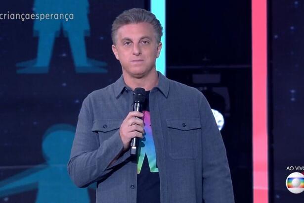 Luciano Huck apresentando o show do Criança Esperança 2021, na TV Globo