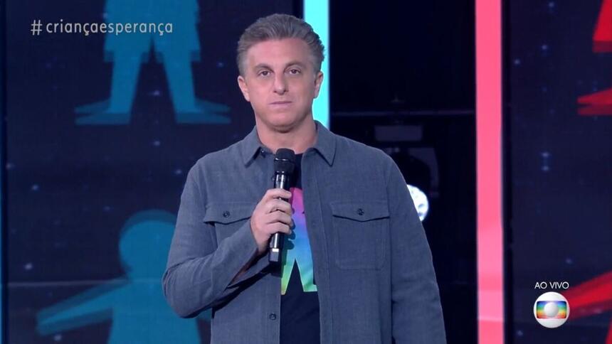 Luciano Huck apresentando o show do Criança Esperança 2021, na TV Globo