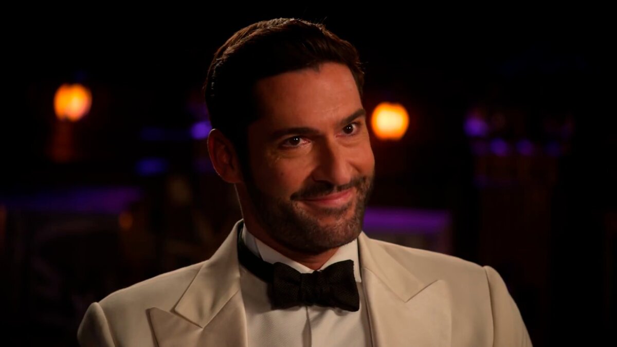 Tom Ellis como Lúcifer sorrindo em cena do trailer da última temporada da série divulgado pela Netflix