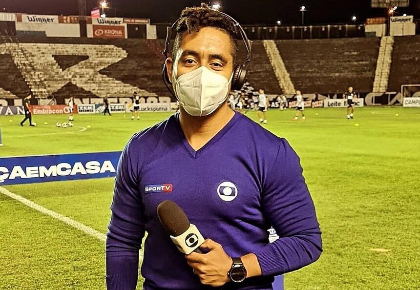 Luiz Teixeira em um estádio de futebol durante uma transmissão para o SporTV