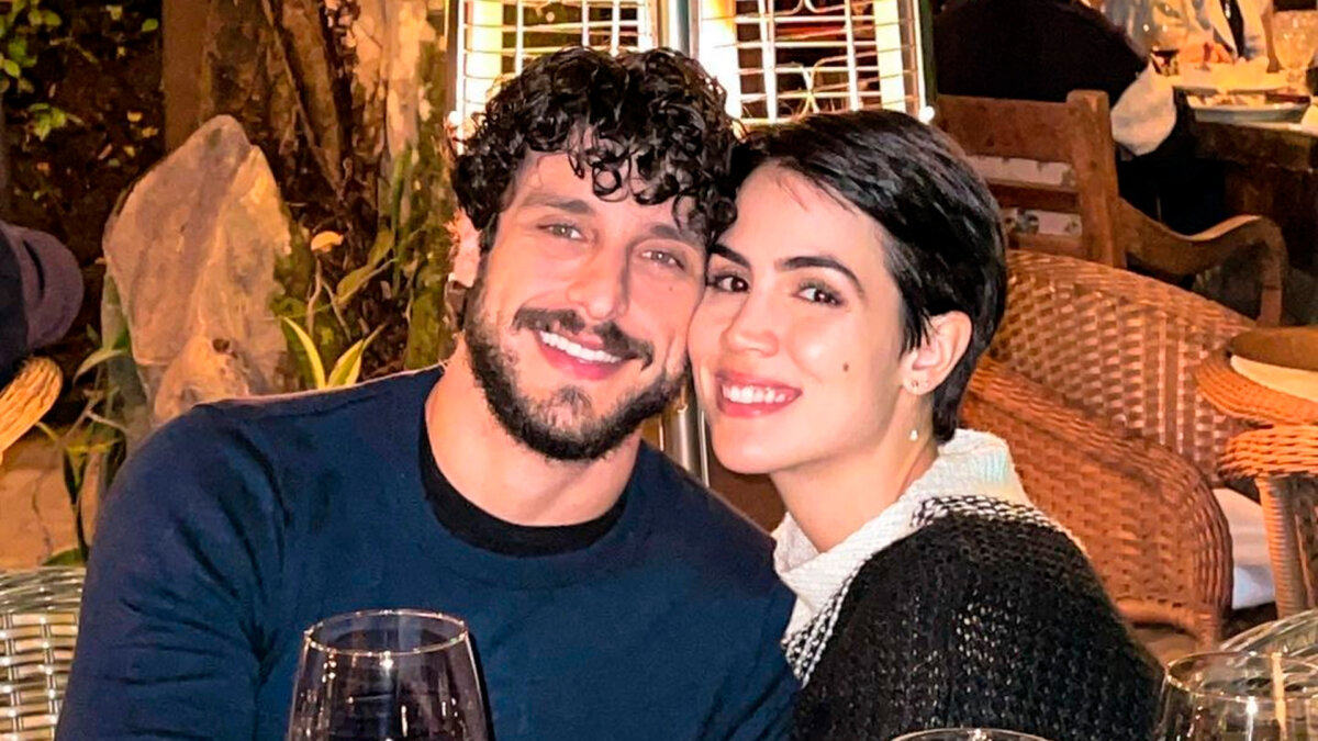 Mario Bregieira e Pérola Faria sorrindo em um restaurante