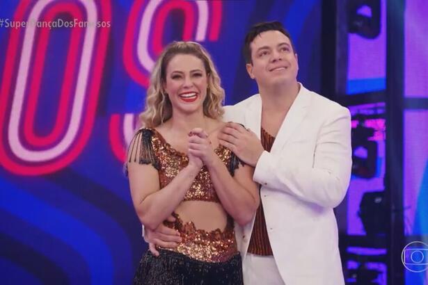 Paolla Oliveira junta os braços e comemora as notas ao lado do bailarino Leandro Azevedo, na Super Dança dos Famosos