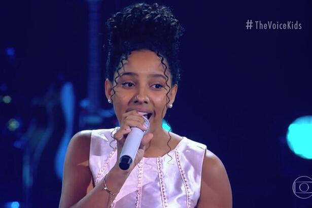 Isabelly Sampaio se apresentando no palco do The Voice Kids, durante a fase de "Tira-Teima"