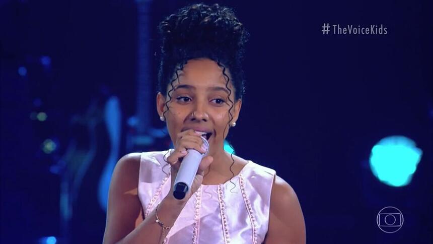 Isabelly Sampaio se apresentando no palco do The Voice Kids, durante a fase de "Tira-Teima"