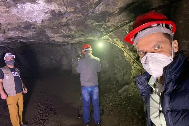 Repórter Léo Saballa Jr. durante as gravações do Globo repórter em uma mina de pedras preciosas no interior do Rio Grande do Sul