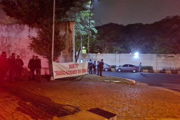 Grevistas usam faixa na frente da RedeTV!