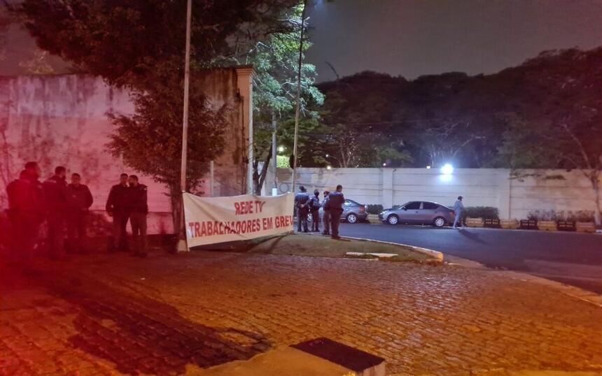 Grevistas usam faixa na frente da RedeTV!