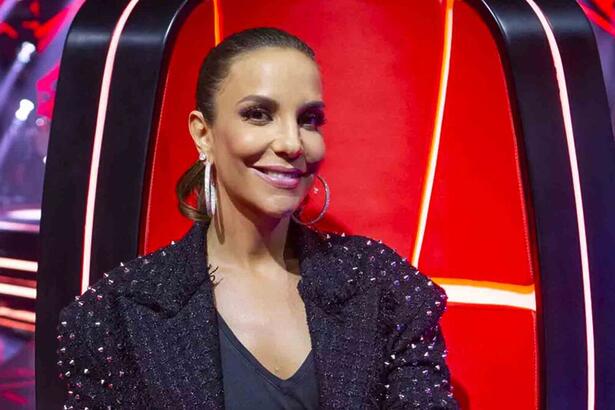 Ivete Sangalo sentada na cadeira de jurada do reality The Voice Brasil, na TV Globo