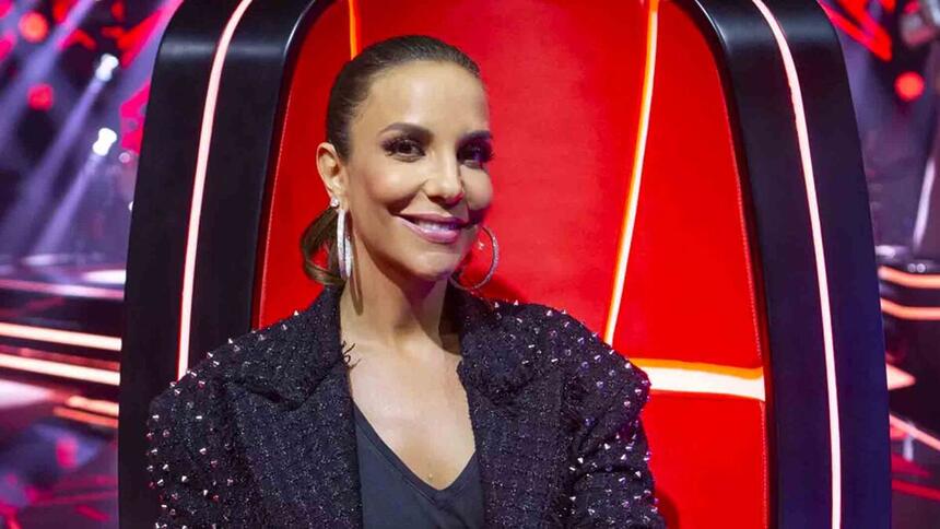 Ivete Sangalo sentada na cadeira de jurada do reality The Voice Brasil, na TV Globo