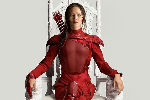 Jennifer Lawrence sentada em um trono na foto de divulgação de ‘Jogos Vorazes’