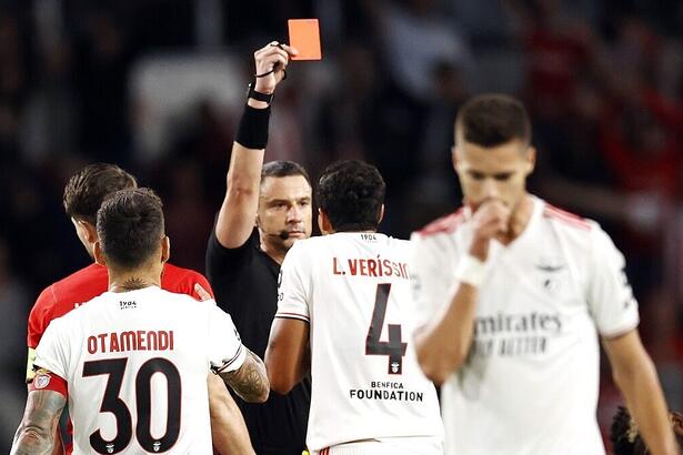 Zagueiro brasileiro Lucas Veríssimo sendo expulso durante a partida entre PSV e Benfica pela Liga dos Campeões