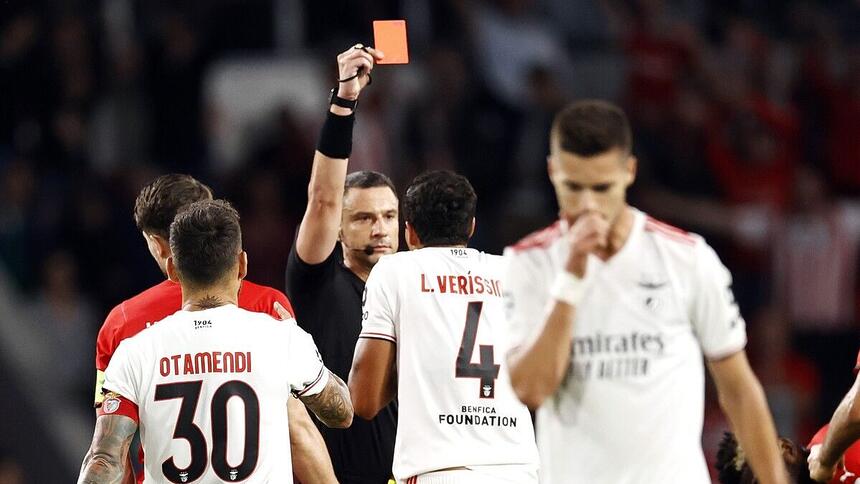 Zagueiro brasileiro Lucas Veríssimo sendo expulso durante a partida entre PSV e Benfica pela Liga dos Campeões