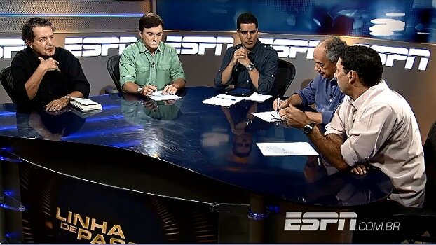 Juca Kfouri, Mauro Cezar Pereira, Paulo Andrade, José Trajano e PVC nos estúdios do Linha de Passa, na ESPN