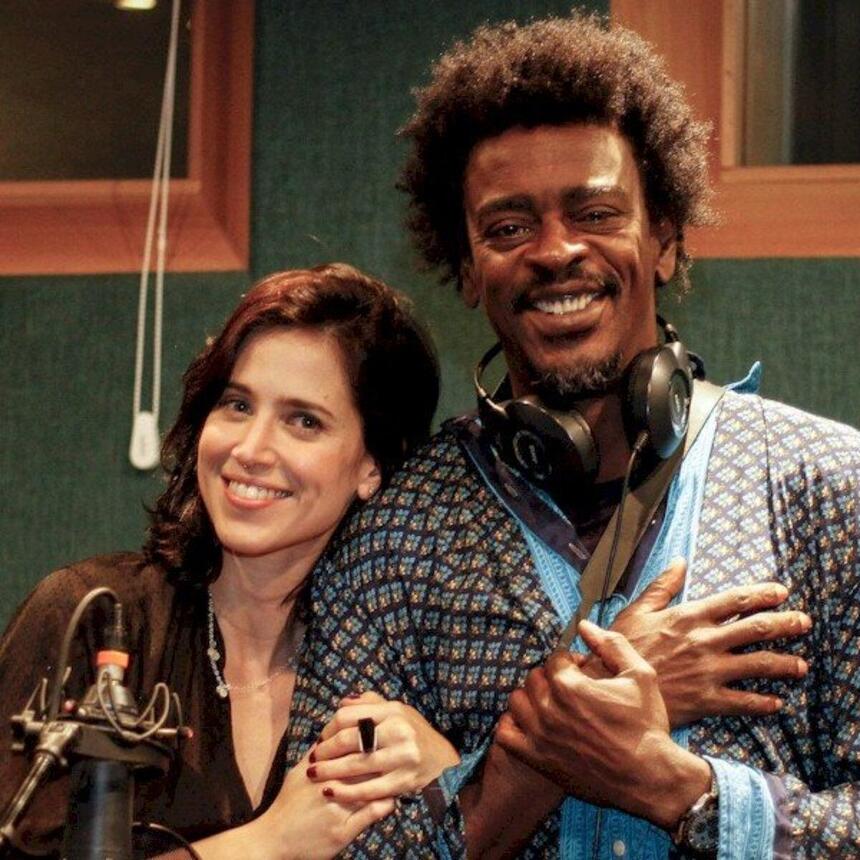 Mel Lisboa e Seu Jorge posam para foto nos bastidores de 'Paciente 63'