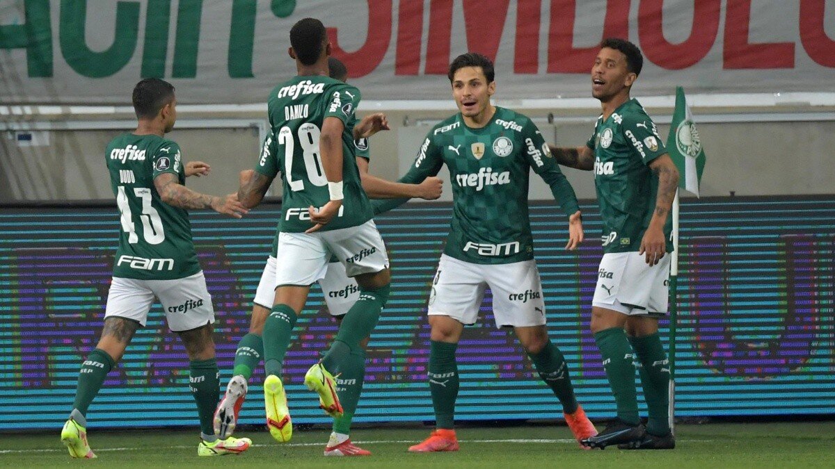 Jogadores do Palmeiras comemorando gol no duelo contra o São Paulo pela Libertadores