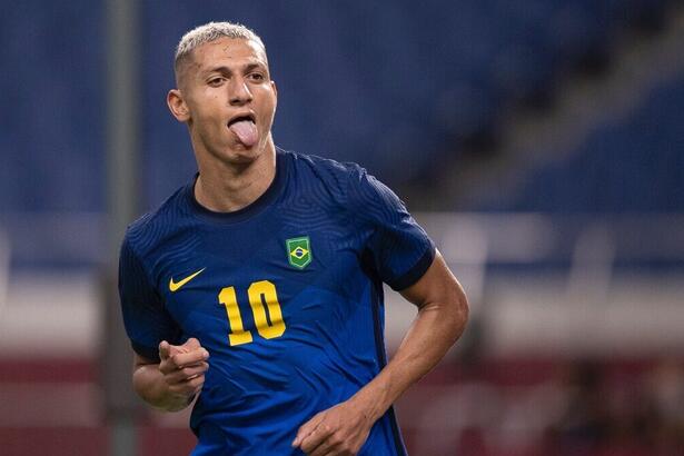 Richarlison comemorando gol pelo Brasil