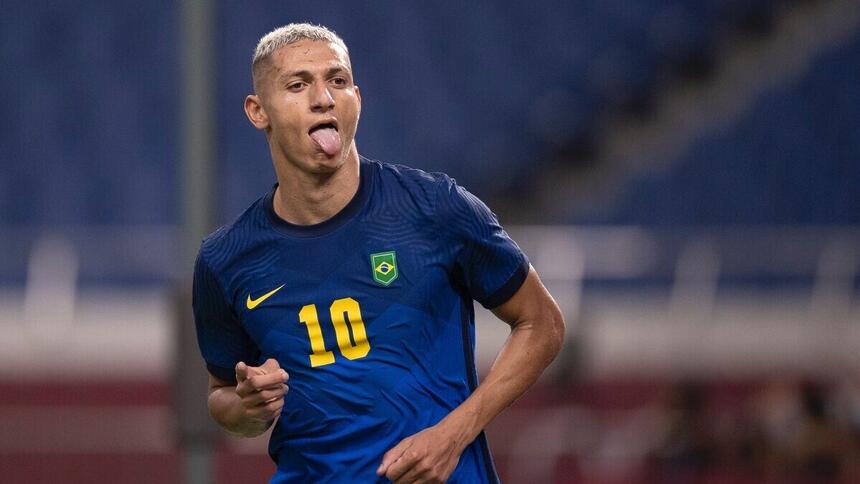 Richarlison comemorando gol pelo Brasil