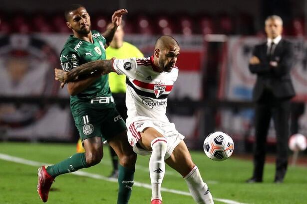 Jogadores de Palmeiras e São Paulo em campo pela Libertadores 2021