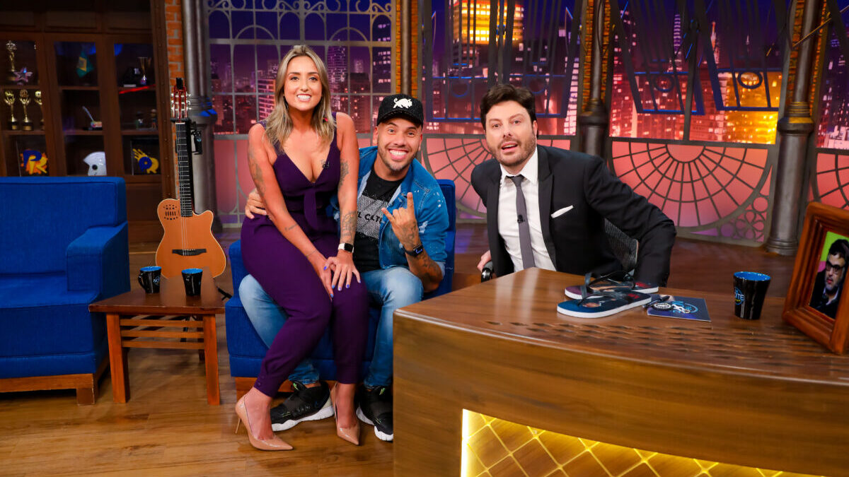 Casal Maloka e Danilo Gentili nos estúdios do The Noite