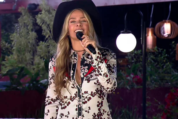 Adriane Galisteu de chapéu e look estilo a Fazenda, falando da área externa do programa da Record TV