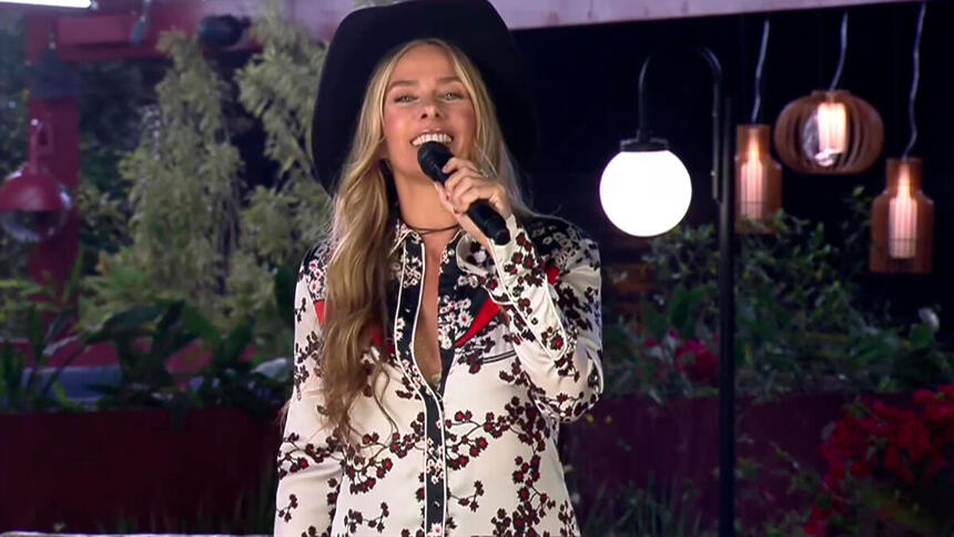 Adriane Galisteu de chapéu e look estilo a Fazenda, falando da área externa do programa da Record TV