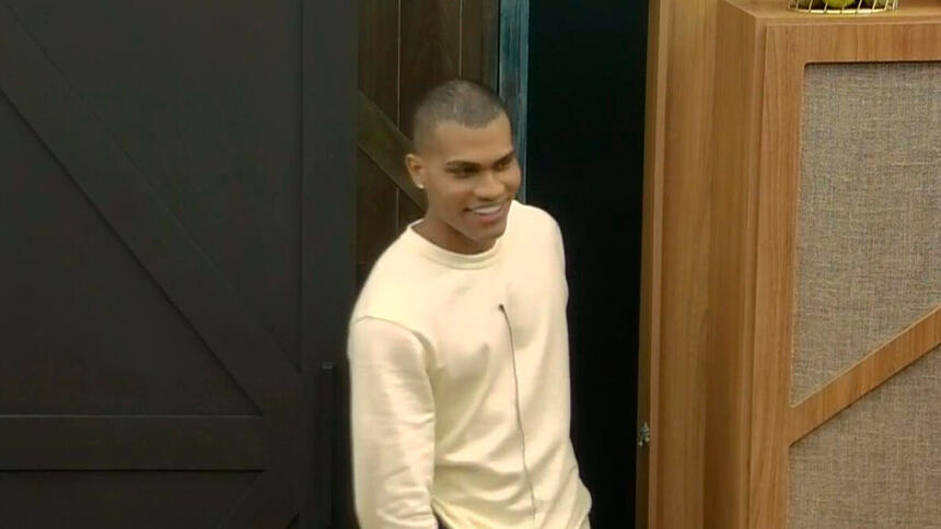 Alisson Jordan entrando no paiol A Fazenda 13