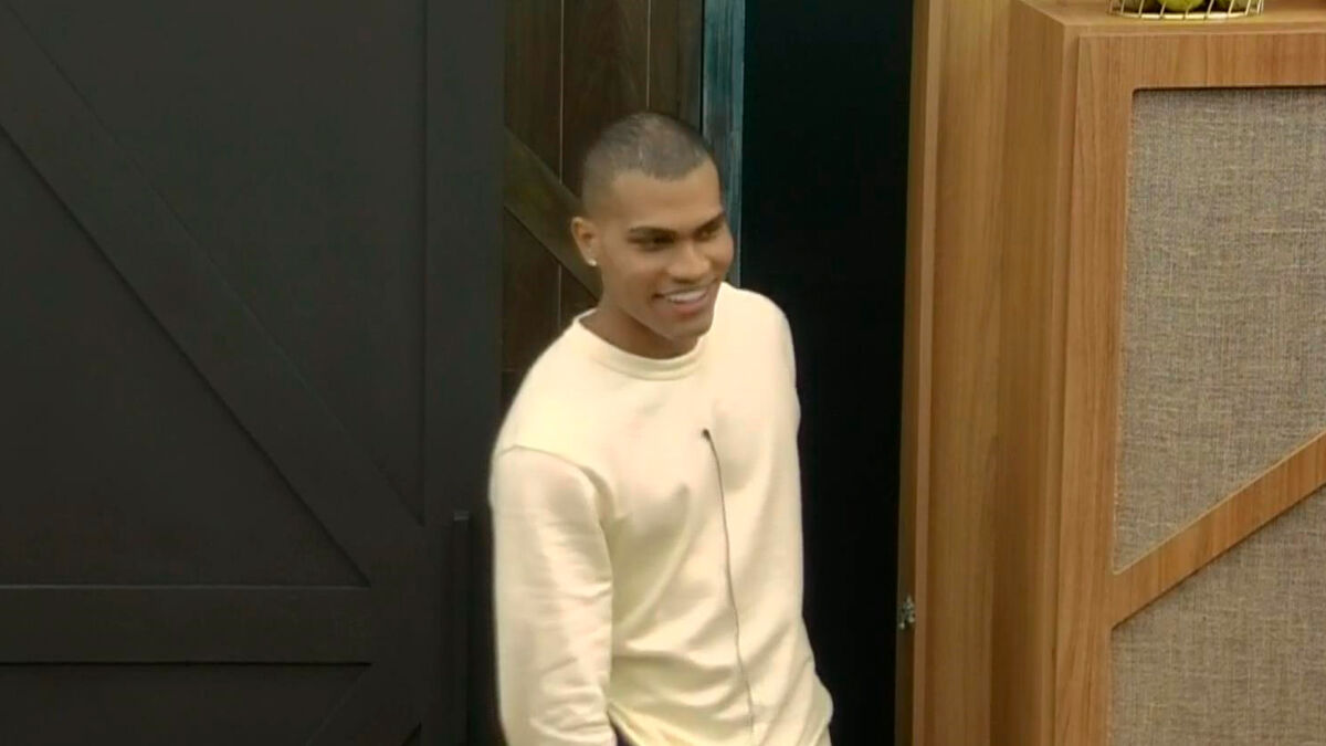 Alisson Jordan entrando no paiol A Fazenda 13