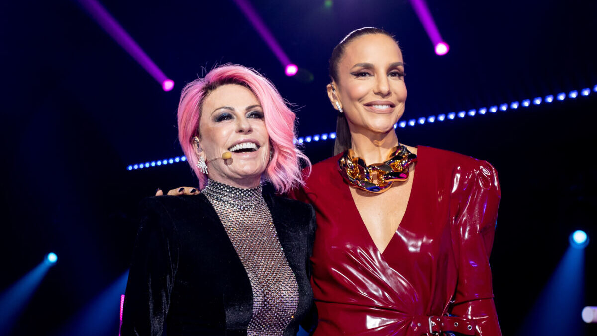 Ana Maria Braga e Ivete Sangalo nos estúdios do The Masked Singer Brasil