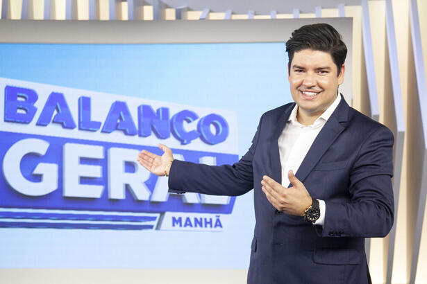 Bruno Peruka em frente ao telão, nos estúdios do Balanço Geral Manhã, na Record TV