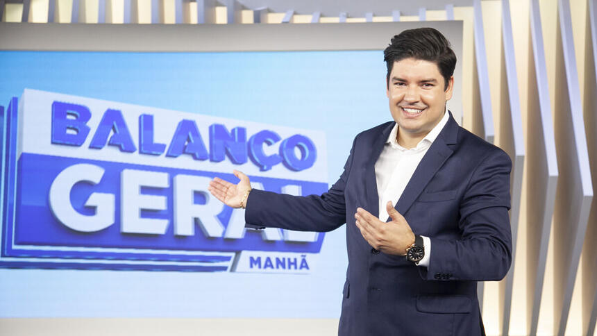 Bruno Peruka em frente ao telão, nos estúdios do Balanço Geral Manhã, na Record TV