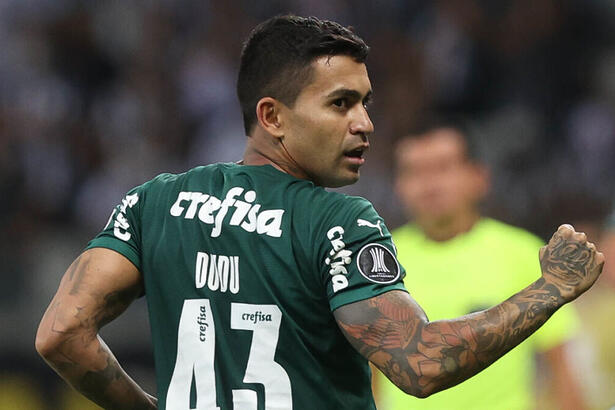 Dudu, jogador do Palmeiras, comemorando gol contra o Atlético/MG pela Libertadores