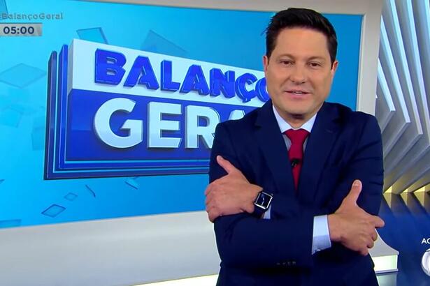 Eleandro Passaia abrançando-se a si mesmo nos estúdios do Balanço Geral, na Record TV