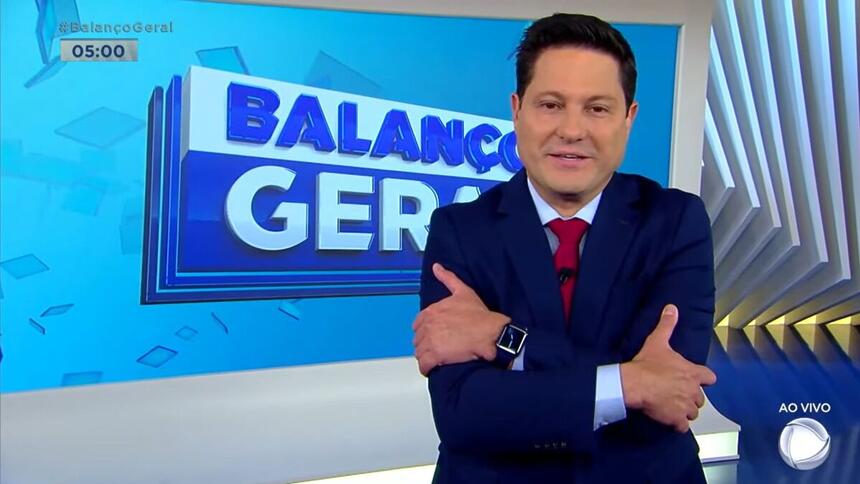 Eleandro Passaia abrançando-se a si mesmo nos estúdios do Balanço Geral, na Record TV