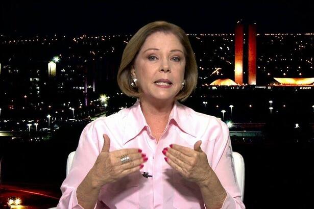 Eliane Cantanhêde gesticulando durante um comentário ao vivo na GloboNews, diretamente dos estúdios de Brasília