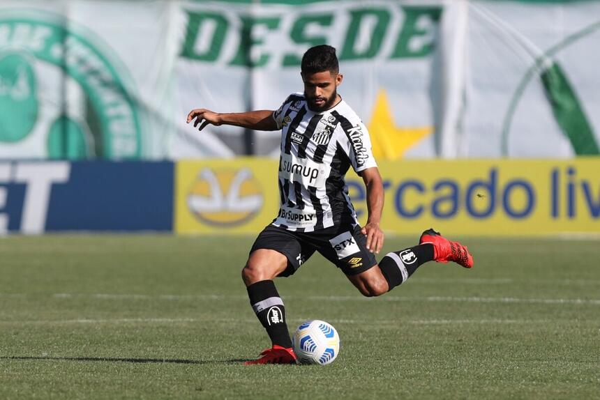 Jogador Felipe Jonathan, do Santos, chutando uma bola no jogo contra o Juventude pelo Campeonato Brasileiro