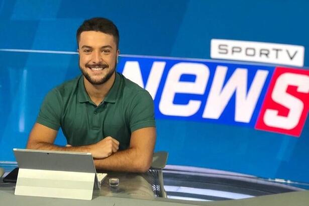 Igor Rodrigues sentado na bancada do SporTV News, no SporTV