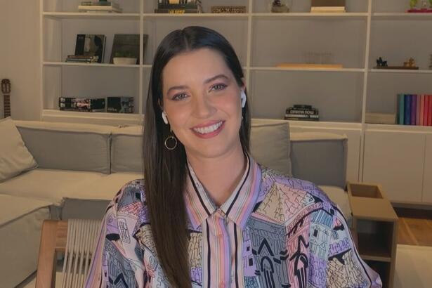 Nathalia Dill, direto de sua casa, durante gravação no Conversa com Bial