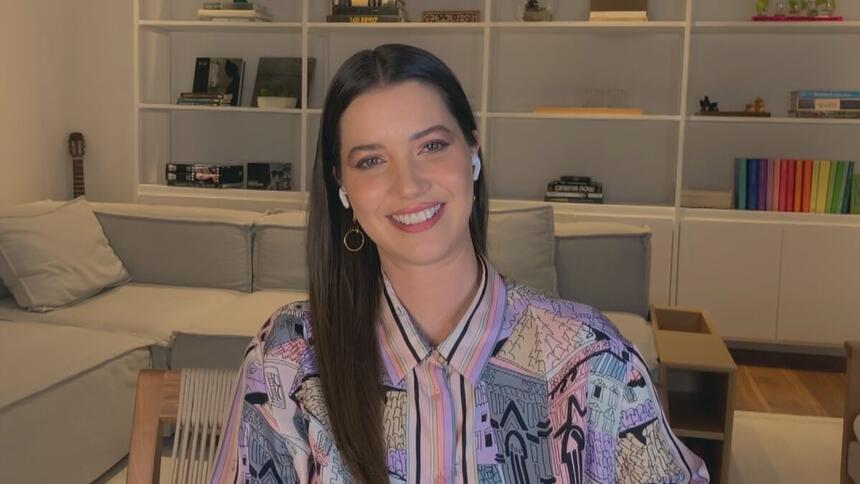 Nathalia Dill, direto de sua casa, durante gravação no Conversa com Bial