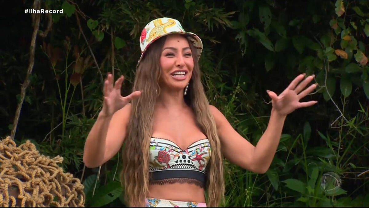 Sabrina Sato explicando as dinâmicas da prova do Ilha Record