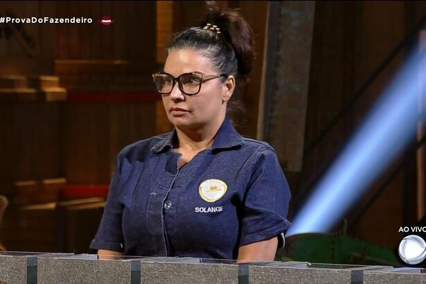 Solange Gomes de pé no campo de provas esperando o sinal para começar a segunda Prova do Fazendeiro de A Fazenda 13