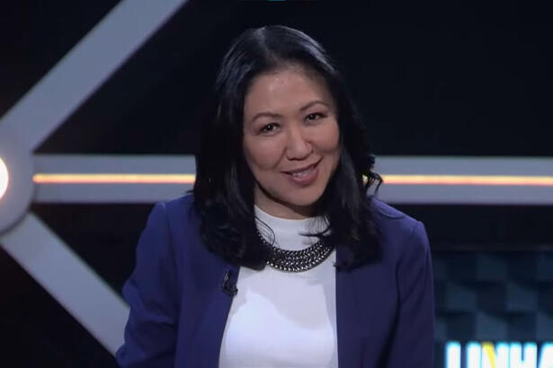 Thaís Oyama sorrir durante o último programa Linhas Cruzadas, da TV Cultura