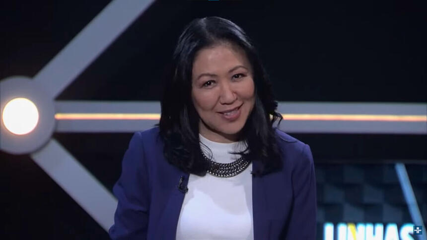 Thaís Oyama sorrir durante o último programa Linhas Cruzadas, da TV Cultura